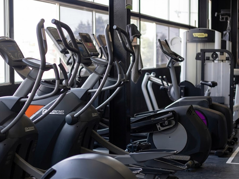 Gym Center - Sala principal y equipamiento de fuerza